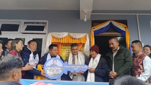 एसजीएवाई घर उद्घाटन गरेर लाभार्थीलाई हस्तान्तरण गरियो