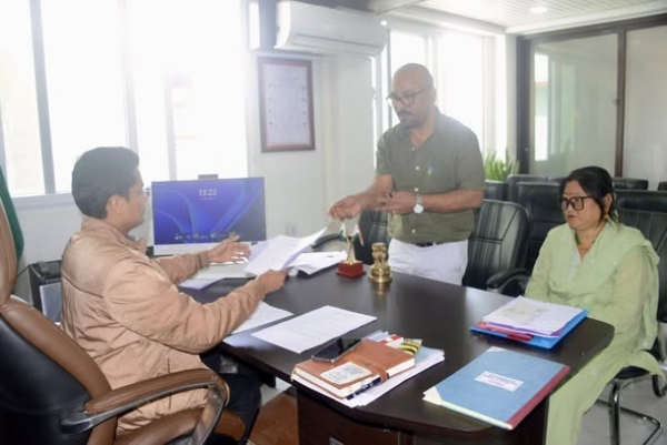 सोरेङ, पाकिम र मङ्गनमा तीन उम्मेदवारले मनोनयन पत्र बुझाए सोरेङ, पाकिम र मङ्गनमा तीन उम्मेदवारले मनोनयन पत्र बुझाए