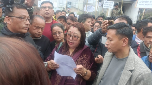 एसआइआरमा नाम डिलिट भएका मानिसहरूद्वारा खरसाङमा विरोध रैलीको साथमा ज्ञापन एसआइआरमा नाम डिलिट भएका मानिसहरूद्वारा खरसाङमा विरोध रैलीको साथमा ज्ञापन