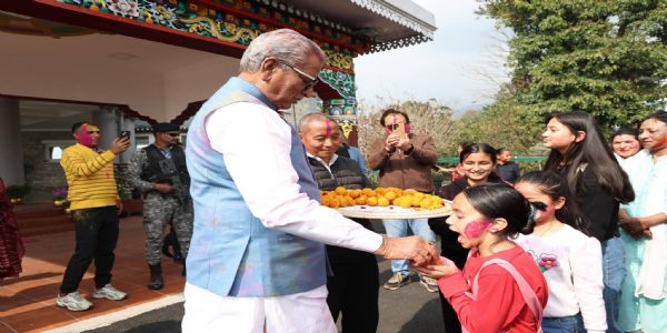 राज्यपालले लोकभवन परिवारसॅंग होली मनाए