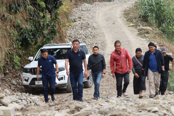 पर्यटन मन्त्रीले योक्सम-टाशीडिङको लोवर कर्जी मार्ताम गाउँ जाने नयाँ सडकको निरीक्षण गरे