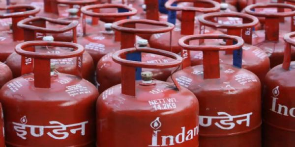 पश्चिम एसियामा बढ्दो तनाउबीच एलपीजी सिलिन्डर महँगो, घरेलुमा ६० र व्यावसायिकमा ११४.५ रुपियाँ वृद्धि