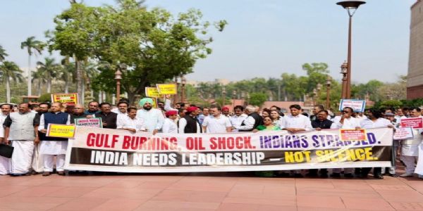 विपक्षको संसद परिसरमा प्रदर्शन, पश्चिम एसियाको तनाउ र ऊर्जा सुरक्षामा सरकारलाई घेर्यो