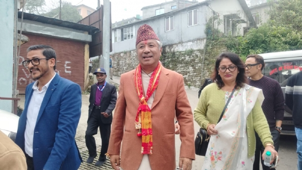 भारतीय गोर्खा प्रजातान्त्रिक मोर्चाको उम्मेद्वार अमर लामाले बुझाए नामांकन पत्र