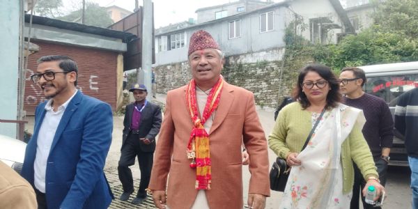 भारतीय गोर्खा प्रजातान्त्रिक मोर्चाका उम्मेदवार अमर लामाले बुझाए नामाङ्कन पत्र