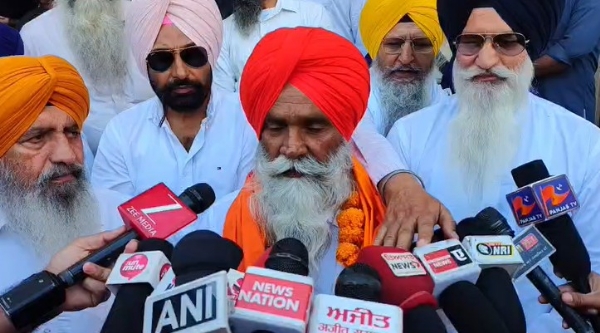 भारतीय तीर्थयात्रीहरू पाकिस्तानमा गुरुद्वाराकाे दर्शनका लागि प्रस्थान गरे भारतीय तीर्थयात्रीहरू पाकिस्तानमा गुरुद्वाराकाे दर्शनका लागि प्रस्थान गरे