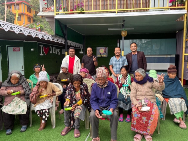 समाजसेवक बिक्रम राईले जोई होम वृद्धाश्रम पुगेर मनाए आफ्नो जन्म दिन