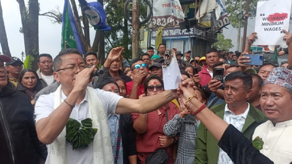 आईजीजेएफद्वारा खरसाङमा 5 डेसिमल जमीनको नोटिफिकेसन जलाए