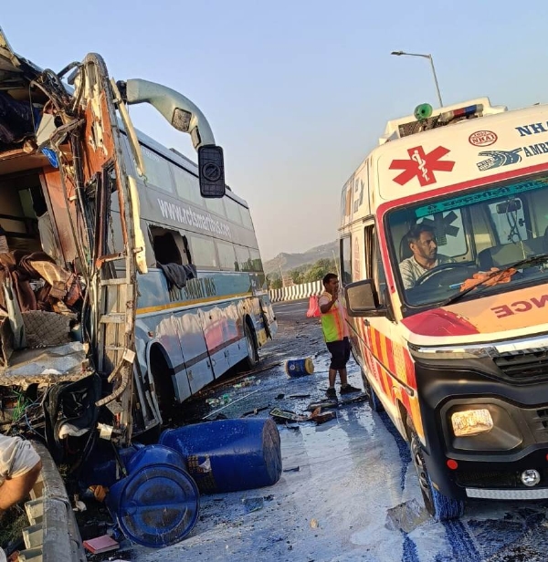 अलवरमा दिल्ली-मुम्बई एक्सप्रेसवेमा दुर्घटना अलवरमा दिल्ली-मुम्बई एक्सप्रेसवेमा दुर्घटना