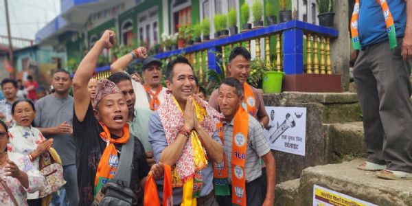 भाजपा उम्मेदवार सोनाम लामाले सौरेनी–टोकलाङमा गरे चुनाउ प्रचार