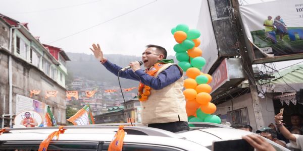 भाजपा प्रार्थी सोनाम लामाले बुझाए नामाङ्कन पत्र