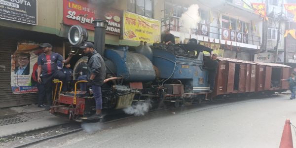 विदेशी पर्यटकहरुका लागि खरसाङदेखि मालगाडीको यात्रा