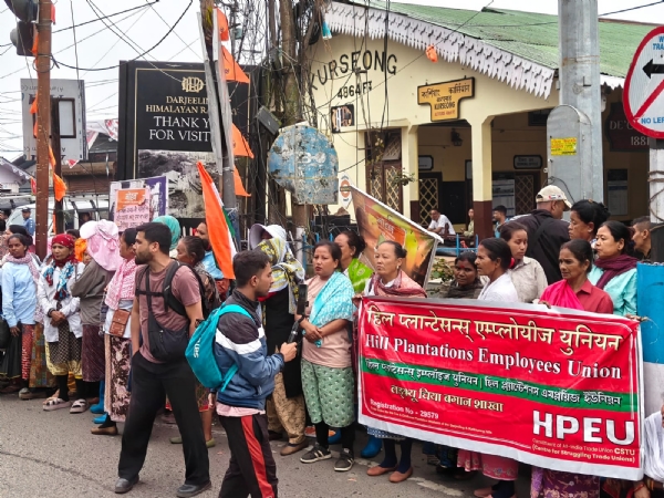 कोलकाता सम्झौता उल्लङ्घनपछि खरसाङको लङ्भ्यू चियाबारीका श्रमिकहरू सडकमा