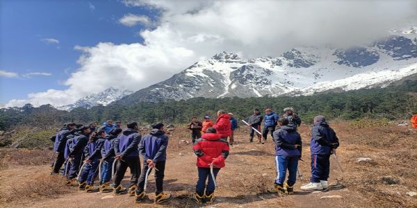आईएचसीएई प्राचार्य काजी शेर्पाले युमथाङ र लान्कोङ भ्यालीमा जारी पर्वतारोहण पाठ्यक्रमको निरीक्षण गरे