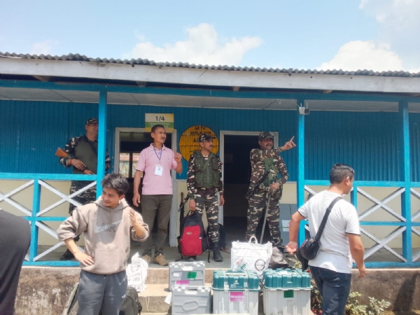 चुनावको लागि चुनाउ कर्मीहरु घोडा चढेर पुगे राज्यकै सुदुरवर्ती समानदेन फरेस्ट क्षेत्रमा