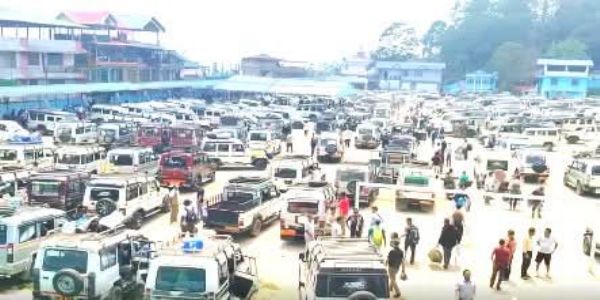 कालेबुङ डीसीआरसी सेन्टरबाट आ-आफ्ना मतदान केन्द्रमा प्रस्थान भए चुनाउ अधिकारी एवम् सुरक्षाकर्मीहरू