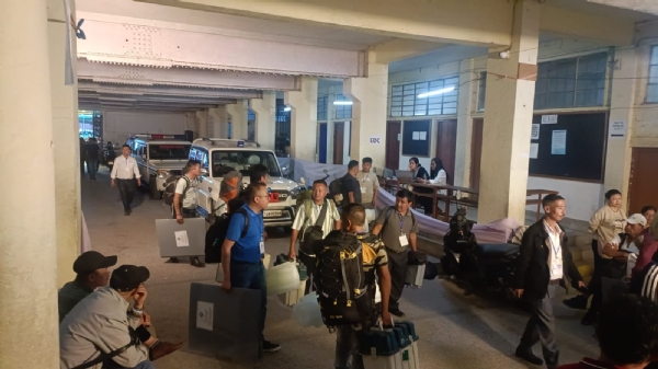 मतदानको लागि मतदान कर्मीहरु विभिन्न बुथहरुमा प्रस्थान