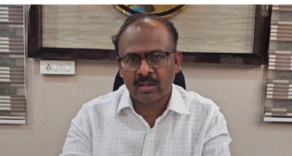 उत्तर प्रदेशको महाराजगंजका जिल्लाधिकारी संतोष शर्मा