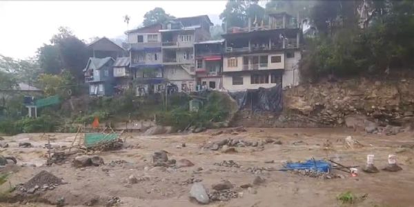 छोटा रङ्गीत नदीको जलस्तर अचानक बढेपछि क्षेत्रवासी त्रसित