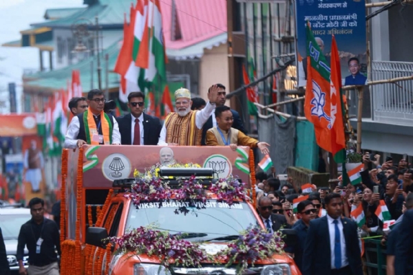 प्रधानमन्त्री नरेन्द्र मोदी रोड शो गर्दै।