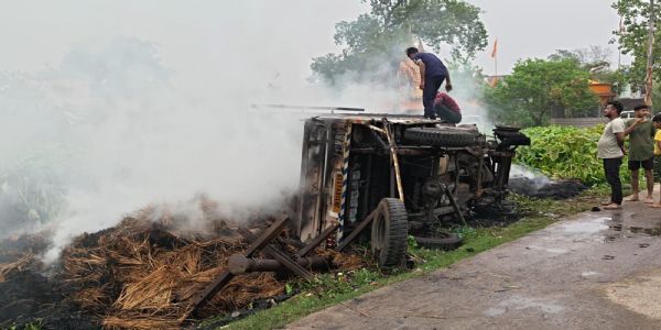 परालले भरिएको पिकअप भ्यानमा आगलागी, ज्यानहानि भएन