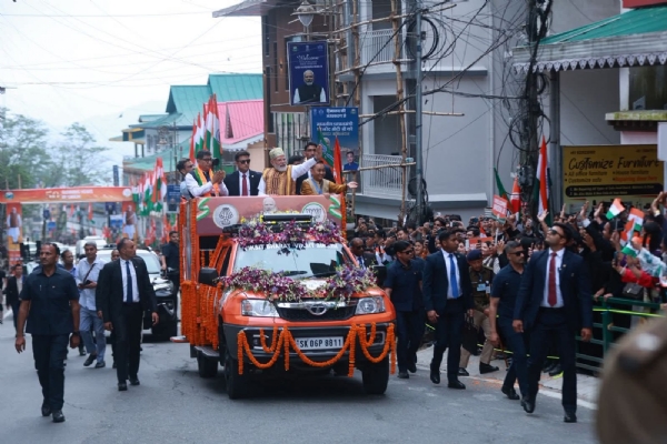 प्रधानमन्त्री नरेन्द्र मोदी सोमवार राजधानी गान्तोकमा आयोजित रोड शोमा सहभागी बन्दै।