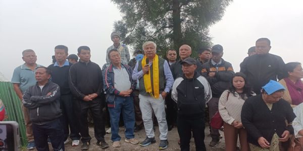 भागोप्रमो प्रार्थी अमर लामाले घुम्ती चियाबारीमा चुनाउ प्रचार गरे