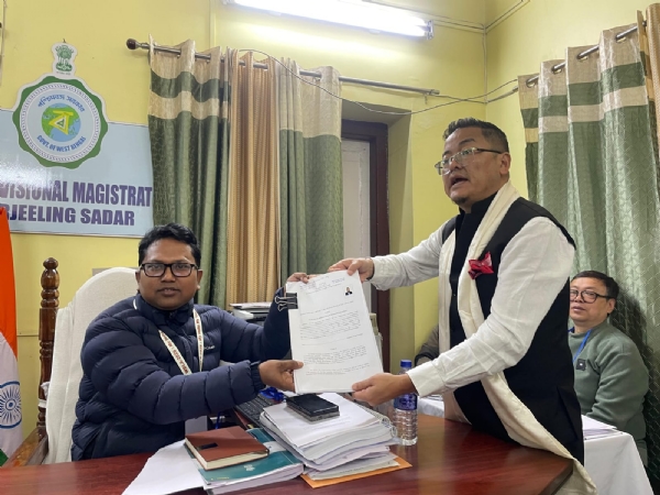 अजय एडवर्डसले दार्जिलिङमा बुझाए नामांकन पत्र अजय एडवर्डसले दार्जिलिङमा बुझाए नामांकन पत्र