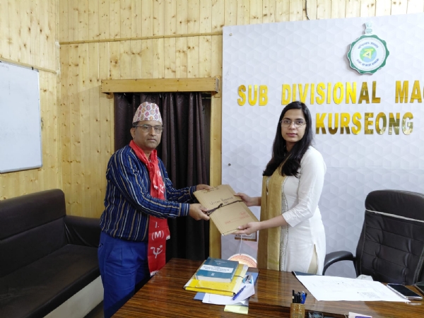 सीपीआईएमको उम्मेद्वार उत्तम शर्माले बुझाए नामांकन पत्र सीपीआईएमको उम्मेद्वार उत्तम शर्माले बुझाए नामांकन पत्र