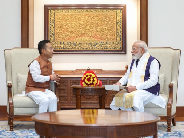 मुख्यमन्त्रीले प्रधानमन्त्री मोदीसॅंग भेट