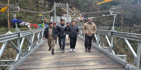 मन्त्री लेप्चाले तारम छु भ्रमण गरी पैह्रोबाट भएको क्षतिको निरीक्षण गरे