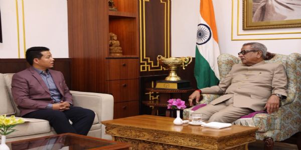 सांसद सुब्बाले राज्यपाल माथुरसँग शिष्टाचार भेट गरे