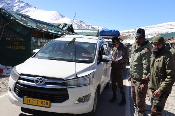 लाचेनबाट 1321 जना पर्यटक र 84 जना स्थानीय बासिन्दाहरूलाई सुरक्षित रूपमा निकालियो लाचेनबाट 1321 जना पर्यटक र 84 जना स्थानीय बासिन्दाहरूलाई सुरक्षित रूपमा निकालियो