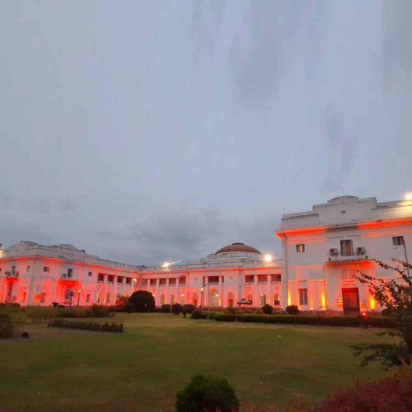 पश्चिम बंगाल विधानसभा भवन भगवा बत्तीहरूले सजाइए