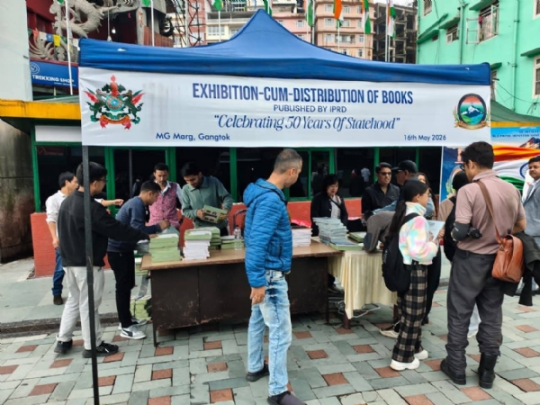 पुस्तक बितरण