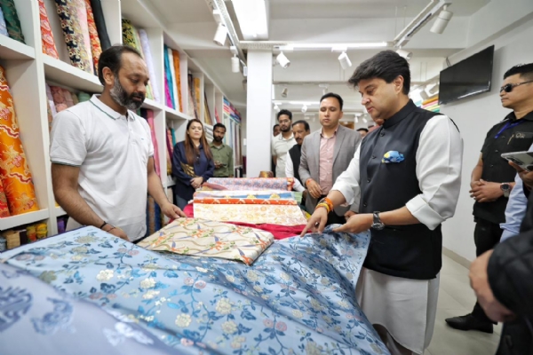 राजधानीमा बक्खु किन्दै केन्द्रिय मन्त्री सिन्धिया।