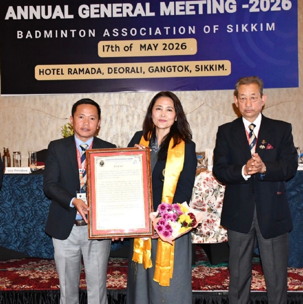 बासले छिरिङ पाल्देन भोटिया र एड्रिएल ग्याम्त्सो लिङ्दोङलाई सम्मानित गर्यो बासले छिरिङ पाल्देन भोटिया र एड्रिएल ग्याम्त्सो लिङ्दोङलाई सम्मानित गर्यो