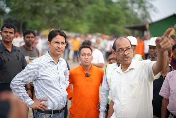 सांसद राजु विष्टले खरसाङको दुधेमा निर्माणाधीन पूलको सांसद राजु विष्टले खरसाङको दुधेमा निर्माणाधीन पूलको
