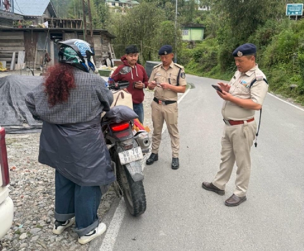 मङ्गन जिल्ला पुलिसद्वारा मङ्गन-गान्तोक राजमार्गमा पेट्रोलिङ मङ्गन जिल्ला पुलिसद्वारा मङ्गन-गान्तोक राजमार्गमा पेट्रोलिङ
