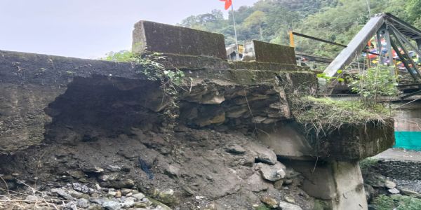 जंगपाना चियाबारी जाने पुलको एक साइडमा पैह्रो, महानदी र जंगपानामाझ सम्पर्क टुट्ने खतरा