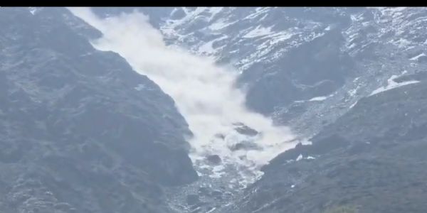 कञ्चनजङ्घामा हिमस्खलन, कुनै नोकसान भएन, प्रशासनले बढ़ायो निगरानी