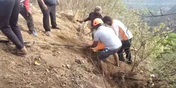 महाराष्ट्रको अम्बेनाली घाटमा कार भीरबाट तल खस्यो, आठको मृत्यु