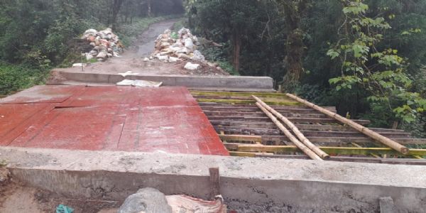 मिलिङ बस्ती र सोनादालाई जोड्ने मुख्य पुलको निर्माण कार्य अधुरो, स्थानीयहरूको गुनासो