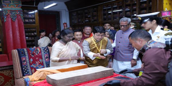 भारतकी राष्ट्रपतिले नामग्याल इन्स्टिट्यूट अफ टिबेटोलोजीको भ्रमण गरिन्