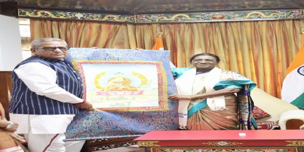 राज्यपालले राष्ट्रपति मुर्मूलाई लोक भवनमा स्वागत गरे