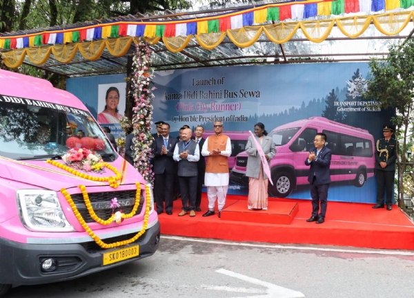 राष्ट्रपति मुर्मूले पिङ्क सिटी रनर बसहरू शुभारम्भ गरिन्