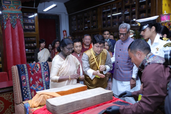 भारतकी राष्ट्रपतिले नामग्याल इन्स्टिट्यूट अफ टिबेटोलोजीको भ्रमण गरिन् भारतकी राष्ट्रपतिले नामग्याल इन्स्टिट्यूट अफ टिबेटोलोजीको भ्रमण गरिन्