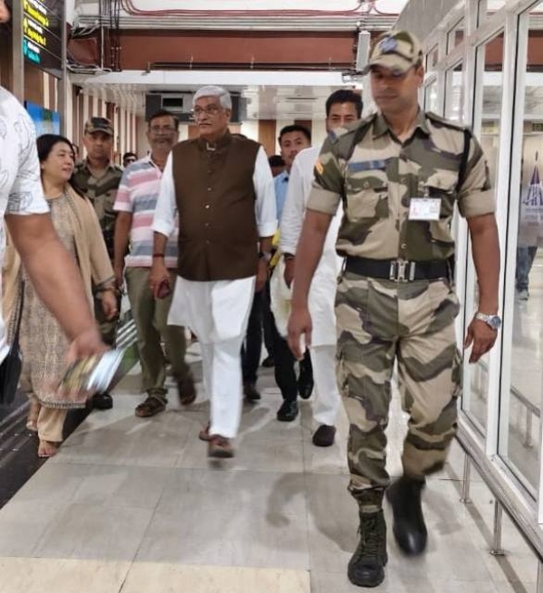 केन्द्रिय संस्कृति तथा पर्यटन मन्त्री शेखावत बागडोगरा हवाई अड्डा आइपुगे केन्द्रिय संस्कृति तथा पर्यटन मन्त्री शेखावत बागडोगरा हवाई अड्डा आइपुगे