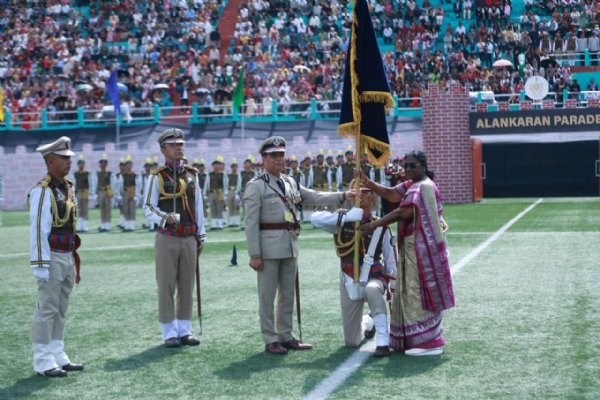 राष्ट्रपति द्रौपदी मुर्मूद्वारा सिक्किम पुलिसलाई राष्ट्रपति पुलिस कलर प्रदान राष्ट्रपति द्रौपदी मुर्मूद्वारा सिक्किम पुलिसलाई राष्ट्रपति पुलिस कलर प्रदान