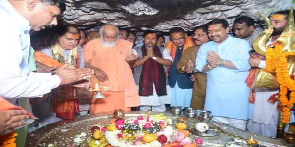 भाजपा अध्यक्ष नितिन नवीनले टपकेश्वर महादेव मन्दिरमा गरे पूजा-अर्चना